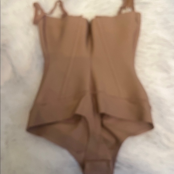 SKIMS Nude Shapewear Bodysuit - Picture 5 of 6